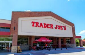 Os lojistas estão correndo para fazer com que o wicket do trader Joe caindo para trás que está na prateleira de trás