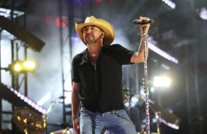 O Brave Young Cancer lê Jason Ld no palco e vence a apreciação do rugido