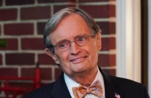 Dr. Aqui está como o Donald’s ‘Duck’ Mallard será homenageado com o papel de David McCallum no prequel ‘NCIS: Origin’.