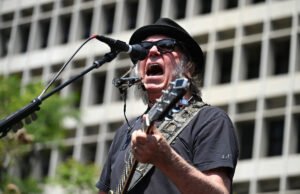 Nos concertos de sábado, 36 anos, Neil Young (79) tocando a controversa música pela primeira vez
