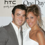 Danielle Jonas, 38, um atordoamento em biquíni de biquíni enquanto quebra um lugar que tentou nossa história ‘”