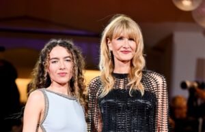 Laura Dorn, da filha Harper, 20, faz uma aparência rara do tapete vermelho do tapete vermelho