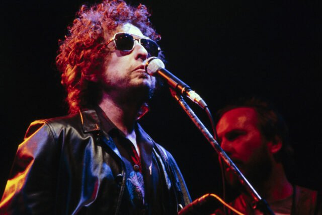 portrait-du-chanteur-bob-dylan-en-concert-au-stade-des-minimes-a-toulouse-le-21-juin-1981-photo-by-c.jpeg
