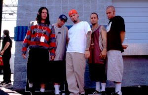 A banda de metal traz fãs no palco para um dueto surpresa nos icônicos 90s