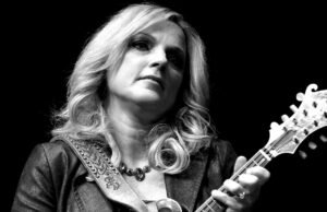 A querida rainha do bluegrass, 63 anos, quebra a paz no boato de aposentadoria