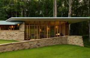 A estrutura final de longa duração de Frank Lloyd Right, viva 66 anos após sua morte