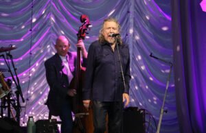 Rocker Robert Plant ‘Greatst’ comemora o 77º aniversário porque os fãs apreciam o sinal de Zepelin LED