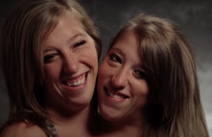 AB e Britney Hensel pareciam raros com um bebê recém -nascido com gêmeos juntos