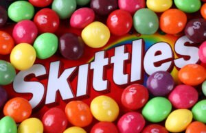 Os fãs de Skitles dizem que esta é a evidência desse sabor ‘elegante’ de que somos ‘configurações baixas’ nos Estados Unidos
