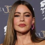 Sofía Vergara, 53, Flugs ASET em Bikty Bikti Budti, deixou pouco para imaginar no vídeo