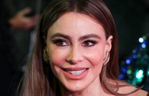 Sofia Vergara gira a cabeça com uma parte superior de renda inteira