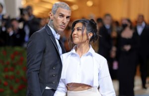 Kourtney Kardashian Stoaks Up Sunshine na costa de couro com Travis Barker e Son Rocky