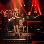 Kelly Clarkson dá aos fãs de arrepio com ‘designados’ acima de ’90 símbolos negros