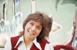 Os filhos de David Casdi prestam homenagem ao seu falecido pai em eventos únicos de fãs