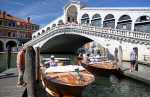 Elegante A-Lister ostenta uma nova busca espessa para o festival do festival de Veneza Festival Festival