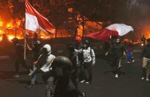 Na Indonésia, os manifestantes queimaram fogo ao edifício parlamentar regional, deixando os mortos 3