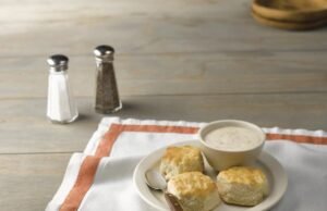 Cracker Barrel mudou seu logotipo. A mídia de direita foi invertida