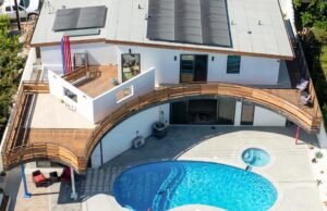 Eles rasgam sua casa em meados do século e criaram um novo moderno