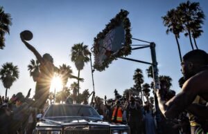 Kobe Bryant, os jogadores vão a Veneza Beach para homenagear a bola de rua