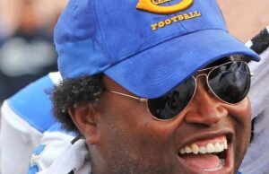 Treinador de futebol de Crendaw de Crendaw, Robert Garrett removeu seu segundo jogo