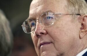 Fundador eficaz do grupo cristão conservador, James Dobson, foco na família, morreu aos 89 anos de idade