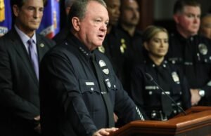 O líder do ‘Crime Ganerado’ lambeu, uma espinha dorsal do roubo pela parte traseira de quase invasão