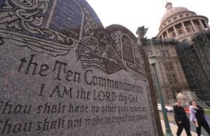 O Texas não pode colocar dez mandamentos em uma aula específica, diz o juiz