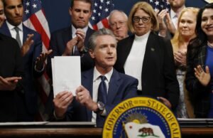 Tente bloquear o plano de notícias que inclinam a escala para o povo republicano democratas