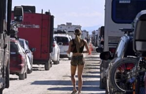 Surpresa! Menina enterrada em homens queimados em mamãe que não esperavam