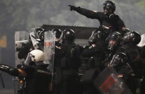 Os líderes sérvios prometem responder estritamente aos manifestantes após os tumultos