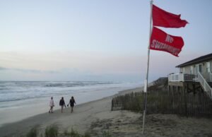 O furacão Aerin dá as praias fechadas do festival de verão e avisar na costa leste dos Estados Unidos
