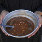 Mães em Gaza descascando os ingredientes que carregam os ingredientes onde podem, mas ele disse