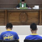 Tribunal Islâmico na Indonésia Indonésia 2 homens para sacrificar para beijar e abraçar