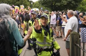 Os policiais ganham processos judiciais para remover os abrigos do hotel britânico, que é o foco do protesto