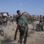 Dezenas mata como uma palestina em Gaza Scramble para a ajuda do ar e da terra