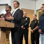 Os agentes danificam os estudantes em mira de armas fora da escola; Uma zona segura em torno do campus de Lausd