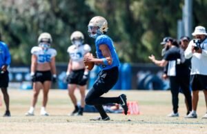 Zagueiro da UCLA Nico Imlew Chask em campo de treinamento
