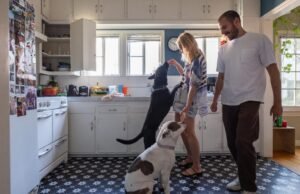 Um casal converte seu apartamento com arte e mais de mobília