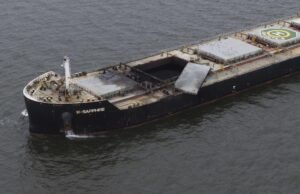2024 fecha o canal de remessa em frente ao balde no navio de carga perto do colapso da ponte de 2024