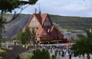 Esta igreja sueca está passando 5 milhas da estrada. Está se mudando para a cidade antes de engolir a cidade