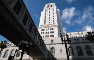 Os trabalhadores da invasão não se atiraram na prefeitura, ele disse