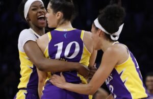Kelsey Plum Bazaar-Beater afunda enquanto ganham faíscas, apesar da noite histórica de Paeje Booker