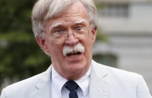O ex -consultor de segurança nacional do FBI Trump John Bolton encontra a casa, diz a fonte da AP