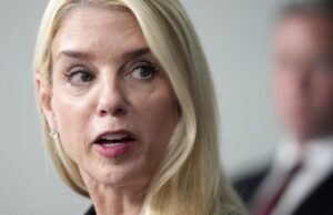 Bondi supostamente jogou um sanduíche no agente federal para os funcionários do Departamento de Justiça