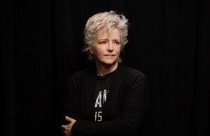 Karin Sloter lança um novo livro enquanto observa a série de TV mais