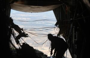 Gaza para transporte aéreo. Deixando a ajuda de cima e sem parafusos desesperados