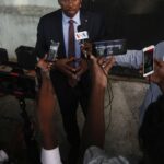 Haitianos prendendo o Terator não utilizado juntos e a gangue para atacar a comunidade do Pacífico