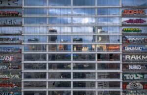 As torres graves que giram no centro de LA ao vivo no limbo