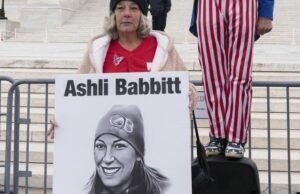 Os Estados Unidos oferecem reconhecimento militar no Rioter de Capitólio Ashli Babbitt
