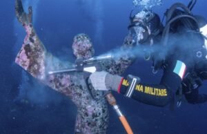 Mergulhadores italianos foram lavados sob a popular estátua de água de Cristo de Portopino